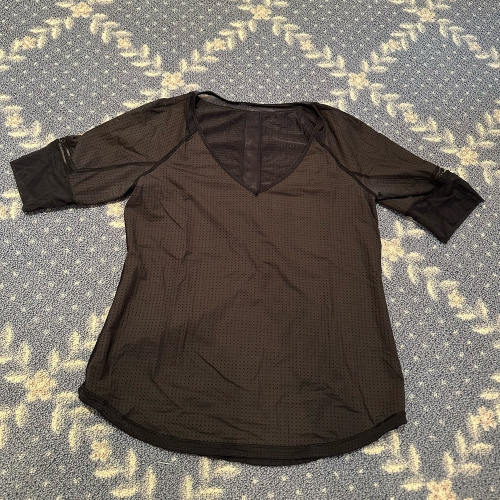 Lululemon Var-City Sheer Mesh
V-Neck 1/2 Sleeve Tee in Black
